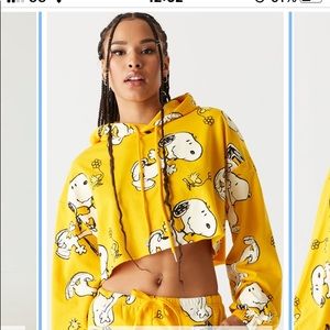 Peanuts “Snoopy” cropped hoodie size XL